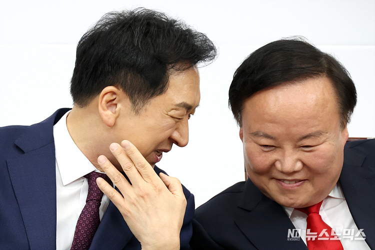 국민의힘 김기현 대표와 김재원 최고위원이 13일 서울 여의도 국회에서 열린 최고위원회의에 참석해 대화하고 있다.ⓒ정의철 기자