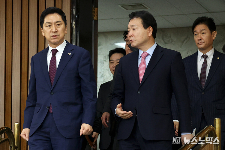 국민의힘 김기현 대표와 성일종 정책위의장이 13일 서울 여의도 국회에서 열린 '노동조합 회계 투명성 강화 관련 민ㆍ당ㆍ정 협의회'에 참석하고 있다. ⓒ정의철 기자