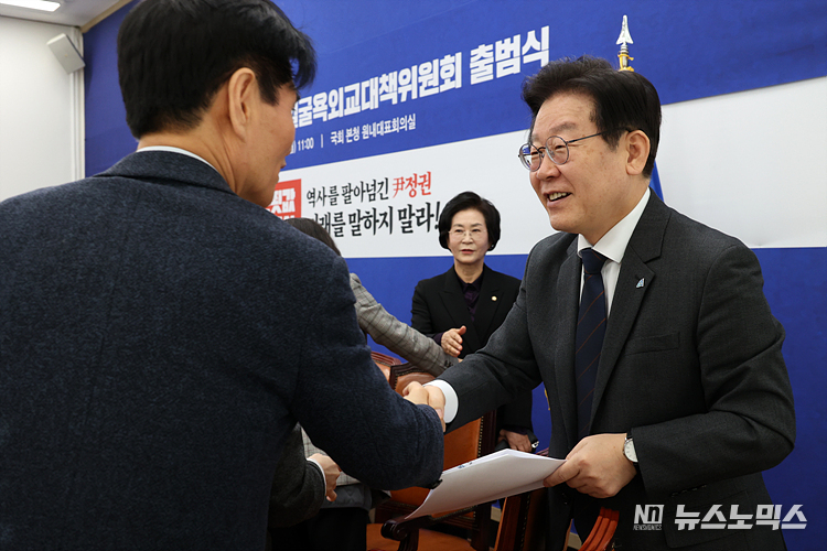더불어민주당 이재명 대표가 13일 서울 여의도 국회에서 열린 대일굴욕외교대책위원회 출범식에 참석하며 위원들과 인사하고 있다. ⓒ정의철 기자