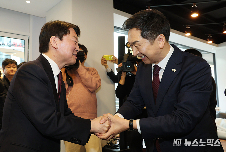 국민의힘 김기현 대표가 13일 서울 여의도 국회 인근 카페에서 안철수 의원과 만나 악수하고 있다. ⓒ정의철 기자(공동취재)