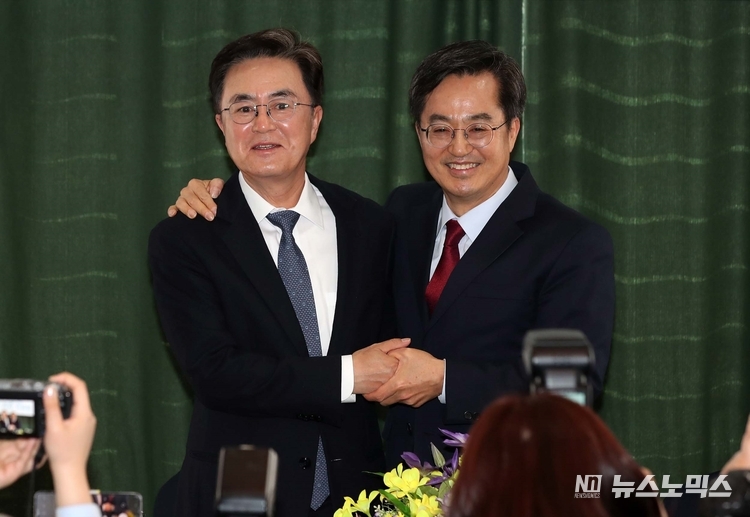 경기도·충청남도가 13일 충남 아산 모나무르에서 공동 주최한 ‘베이밸리 메가시티 세미나’에서 만난 김동연 경기지사와 김태흠 충남지사가 지역과 정당을 떠나 대한민국의 100년 미래를 위한 협력을 다졌다./사진=충청남도