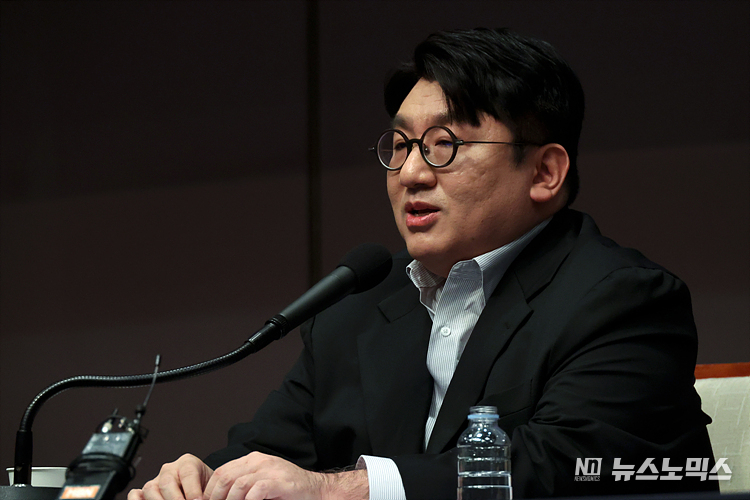방시혁 하이브(HYBE) 이사회 의장이 15일 서울 중구 한국프레스센터에서 열린 관훈포럼 초청 강의에서 패널의 질문에 답변하고 있다. ⓒ정의철 기자
