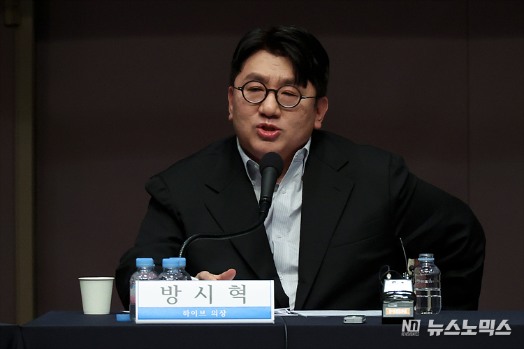방시혁 하이브(HYBE) 이사회 의장이 15일 서울 중구 한국프레스센터에서 열린 관훈포럼 초청 강의에서 패널의 질문에 답변하고 있다. ⓒ정의철 기자