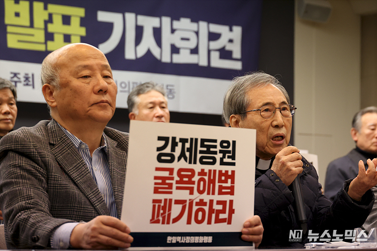 한일정상회담을 앞둔 15일 서울 중구 한국프레스센터에서 열린 한일정상회담 시민단체 입장 발표 기자회견에서 함세웅 신부가 발언하고 있다. ⓒ정의철 기자
