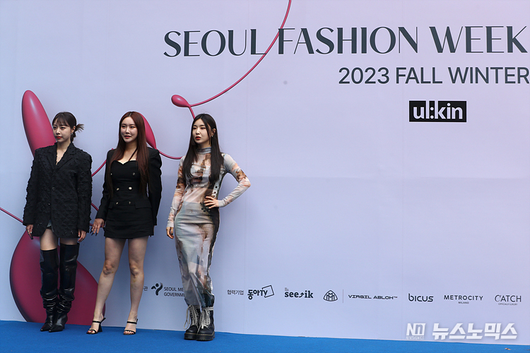 15일 서울 동대문구 DDP패션몰에서 시작된 '2023 F/W 서울패션위크(2023 SEOUL FASHION WEEK)'에서 브레이브걸스의 민영, 은지, 유나가 입장하고 있다. ⓒ정의철 기자