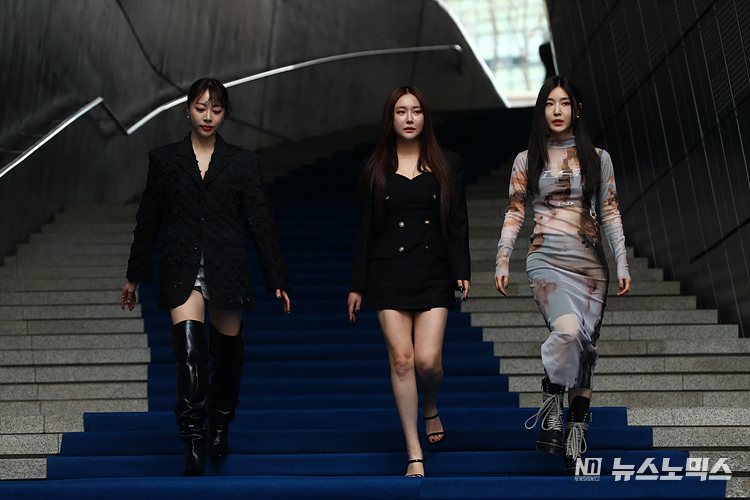 15일 서울 동대문구 DDP패션몰에서 시작된 '2023 F/W 서울패션위크(2023 SEOUL FASHION WEEK)'에서 브레이브걸스의 민영, 은지, 유나가 입장하고 있다. ⓒ정의철 기자