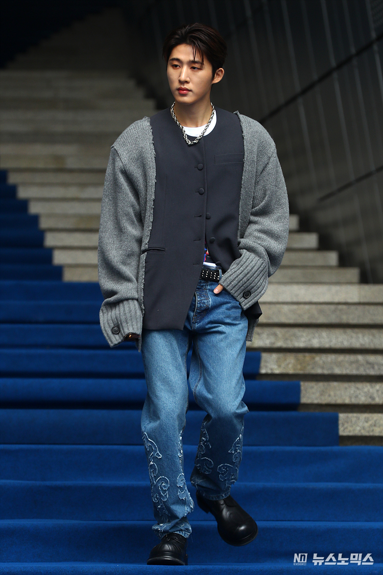 15일 서울 동대문구 DDP패션몰에서 시작된 '2023 F/W 서울패션위크(2023 SEOUL FASHION WEEK)'에서 가수 비아이가 입장하고 있다. ⓒ정의철 기자