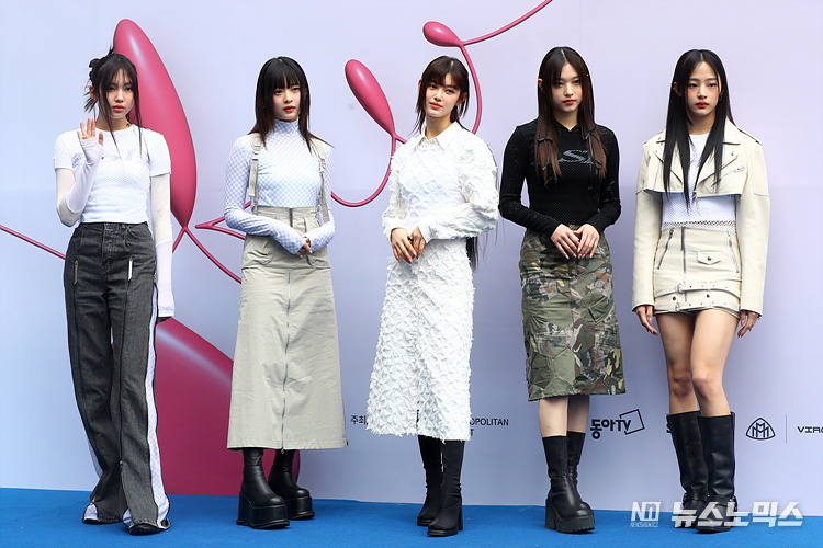 15일 서울 동대문구 DDP패션몰에서 시작된 '2023 F/W 서울패션위크(2023 SEOUL FASHION WEEK)'에서 걸그룹 뉴진스가 입장하며 포토세션을 하고 있다. ⓒ정의철 기자