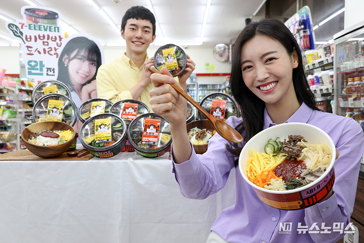 세븐일레븐(7-ELEVEN)이 16일 서울 중구 세븐일레븐 소공점에서 배우 주현영을 모델로한 신상품 '바싹불고기비빔밥'을 선보이고 있다. ⓒ정의철 기자