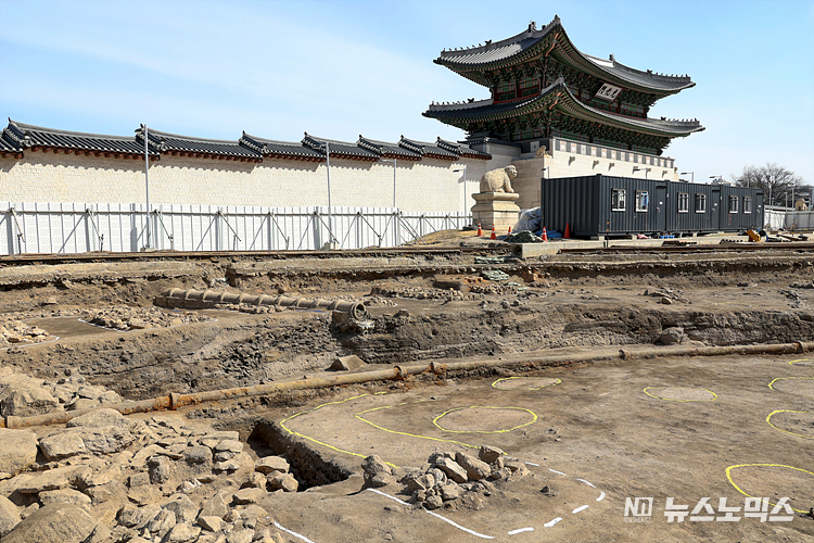 16일 서울 종로구 광화문 월대 및 주변부(삼군부, 의정부 영역, 육조거리 등) 발굴조사 현장이 시민들에게 공개되고 있다. 함께 발굴된 일제 강점기시의 전차 철도도 함께 공개됐다. ⓒ정의철 기자