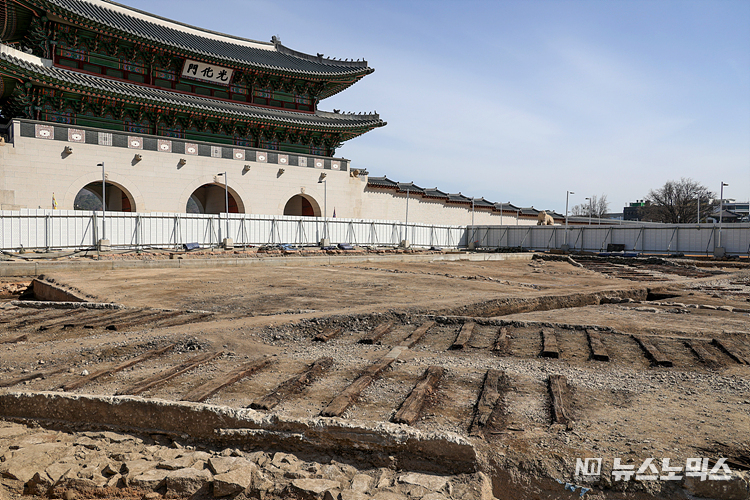 16일 서울 종로구 광화문 월대 및 주변부(삼군부, 의정부 영역, 육조거리 등) 발굴조사 현장이 시민들에게 공개되고 있다. 함께 발굴된 일제 강점기시의 전차 철도도 함께 공개됐다. ⓒ정의철 기자