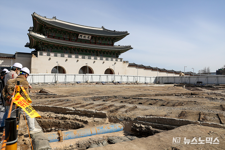 16일 서울 종로구 광화문 월대 및 주변부(삼군부, 의정부 영역, 육조거리 등) 발굴조사 현장이 시민들에게 공개되고 있다. 함께 발굴된 일제 강점기시의 전차 철도도 함께 공개됐다. ⓒ정의철 기자