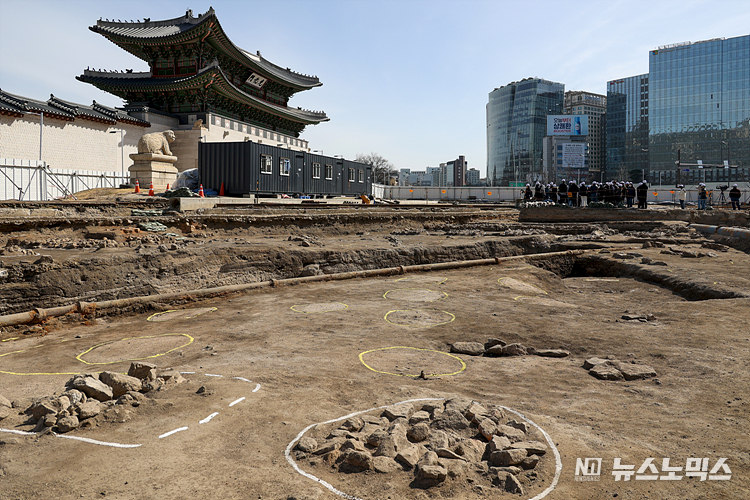 16일 서울 종로구 광화문 월대 및 주변부(삼군부, 의정부 영역, 육조거리 등) 발굴조사 현장이 시민들에게 공개되고 있다. 함께 발굴된 일제 강점기시의 전차 철도도 함께 공개됐다. ⓒ정의철 기자