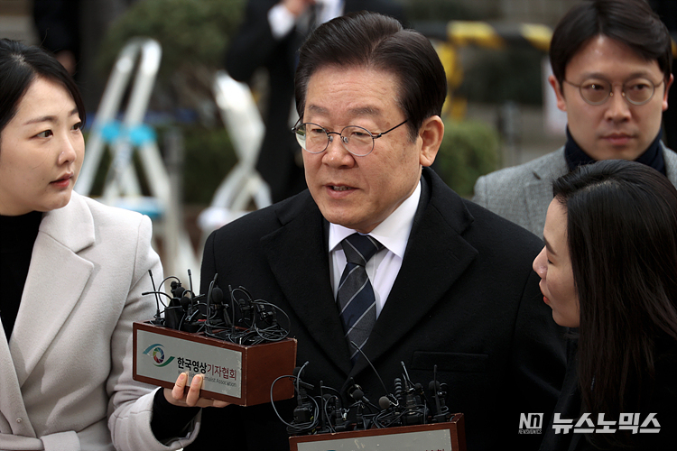 공직선거법 허위사실 공표 혐의로 재판에 념겨진 이재명 더불어민주당 대표가 17일 서울 서초구 서울중앙지법 형사합의43부 공판에 출석하고 있다. ⓒ정의철 기자