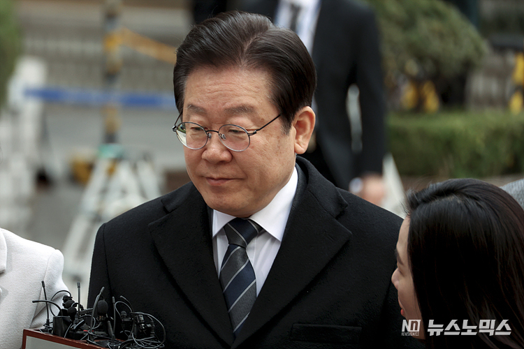공직선거법 허위사실 공표 혐의로 재판에 념겨진 이재명 더불어민주당 대표가 17일 서울 서초구 서울중앙지법 형사합의43부 공판에 출석하고 있다. ⓒ정의철 기자