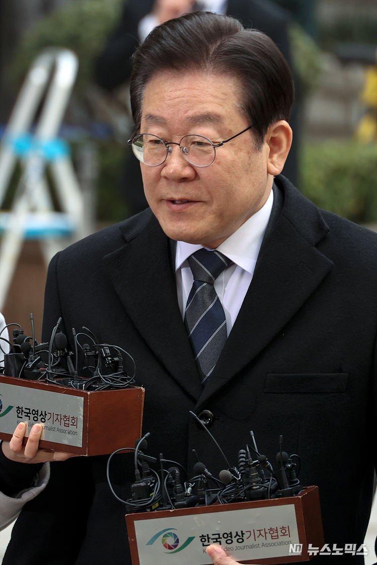 공직선거법 허위사실 공표 혐의로 재판에 념겨진 이재명 더불어민주당 대표가 17일 서울 서초구 서울중앙지법 형사합의43부 공판에 출석하고 있다. ⓒ정의철 기자