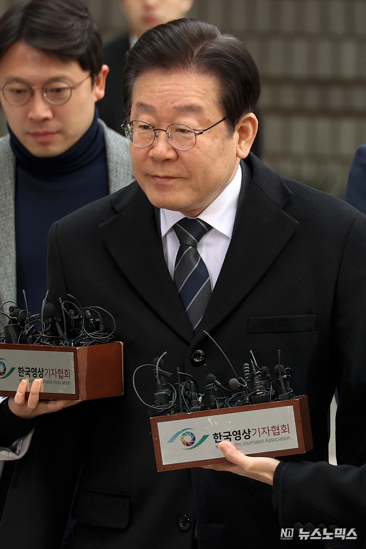 공직선거법 허위사실 공표 혐의로 재판에 념겨진 이재명 더불어민주당 대표가 17일 서울 서초구 서울중앙지법 형사합의43부 공판에 출석하고 있다. ⓒ정의철 기자