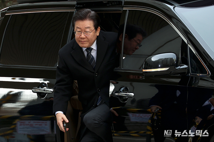 공직선거법 허위사실 공표 혐의로 재판에 념겨진 이재명 더불어민주당 대표가 17일 서울 서초구 서울중앙지법 형사합의43부 공판에 출석하고 있다. ⓒ정의철 기자