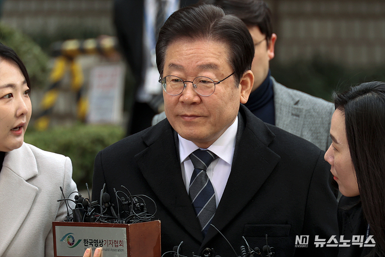 공직선거법 허위사실 공표 혐의로 재판에 념겨진 이재명 더불어민주당 대표가 17일 서울 서초구 서울중앙지법 형사합의43부 공판에 출석하고 있다. ⓒ정의철 기자