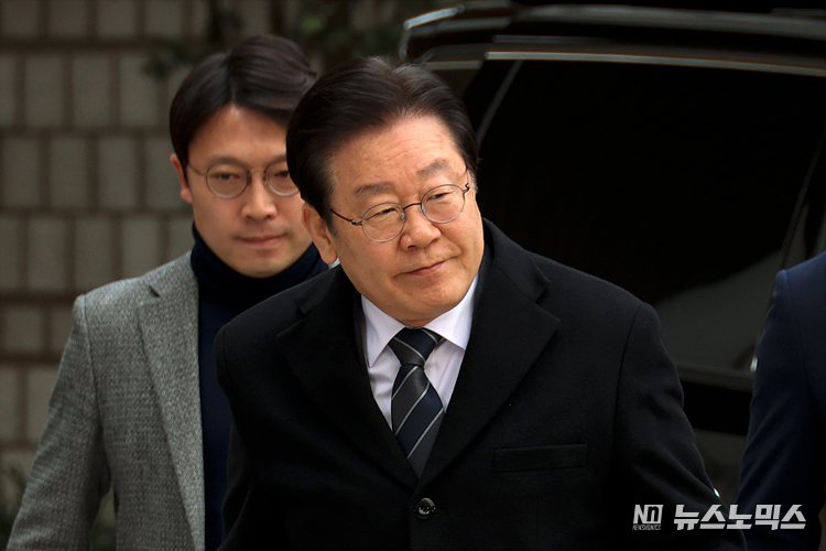 공직선거법 허위사실 공표 혐의로 재판에 념겨진 이재명 더불어민주당 대표가 17일 서울 서초구 서울중앙지법 형사합의43부 공판에 출석하고 있다. ⓒ정의철 기자