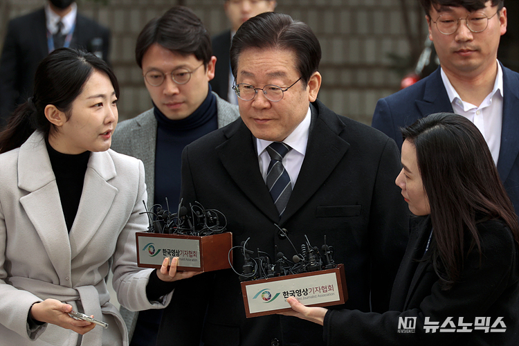 공직선거법 허위사실 공표 혐의로 재판에 념겨진 이재명 더불어민주당 대표가 17일 서울 서초구 서울중앙지법 형사합의43부 공판에 출석하고 있다. ⓒ정의철 기자