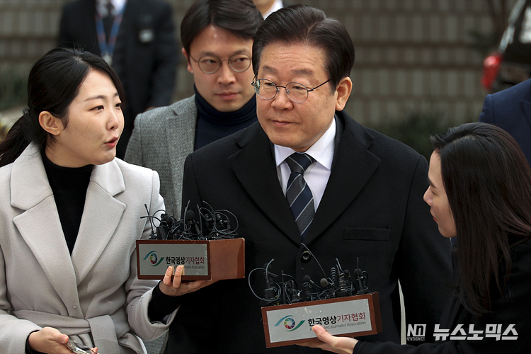공직선거법 허위사실 공표 혐의로 재판에 념겨진 이재명 더불어민주당 대표가 17일 서울 서초구 서울중앙지법 형사합의43부 공판에 출석하고 있다. ⓒ정의철 기자