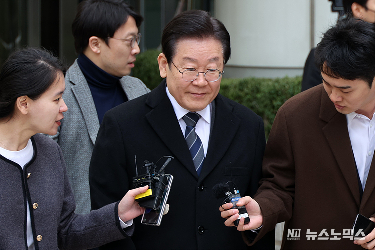 공직선거법 허위사실 공표 혐의로 재판에 념겨진 이재명 더불어민주당 대표가 17일 서울 서초구 서울중앙지법 형사합의43부 오전 공판 마치고 나서고 있다. ⓒ정의철 기자