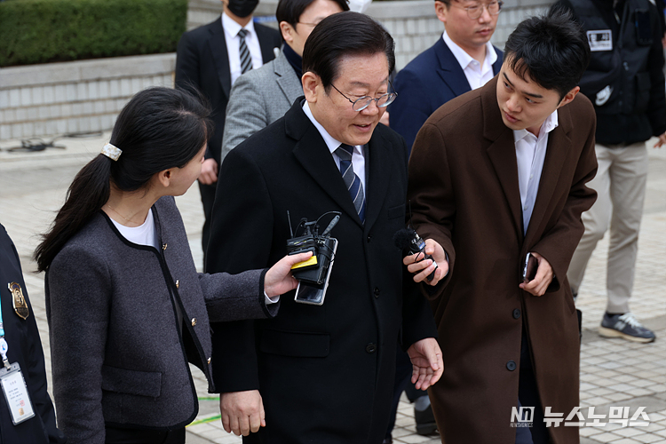 공직선거법 허위사실 공표 혐의로 재판에 념겨진 이재명 더불어민주당 대표가 17일 서울 서초구 서울중앙지법 형사합의43부 오전 공판 마치고 나서고 있다. ⓒ정의철 기자