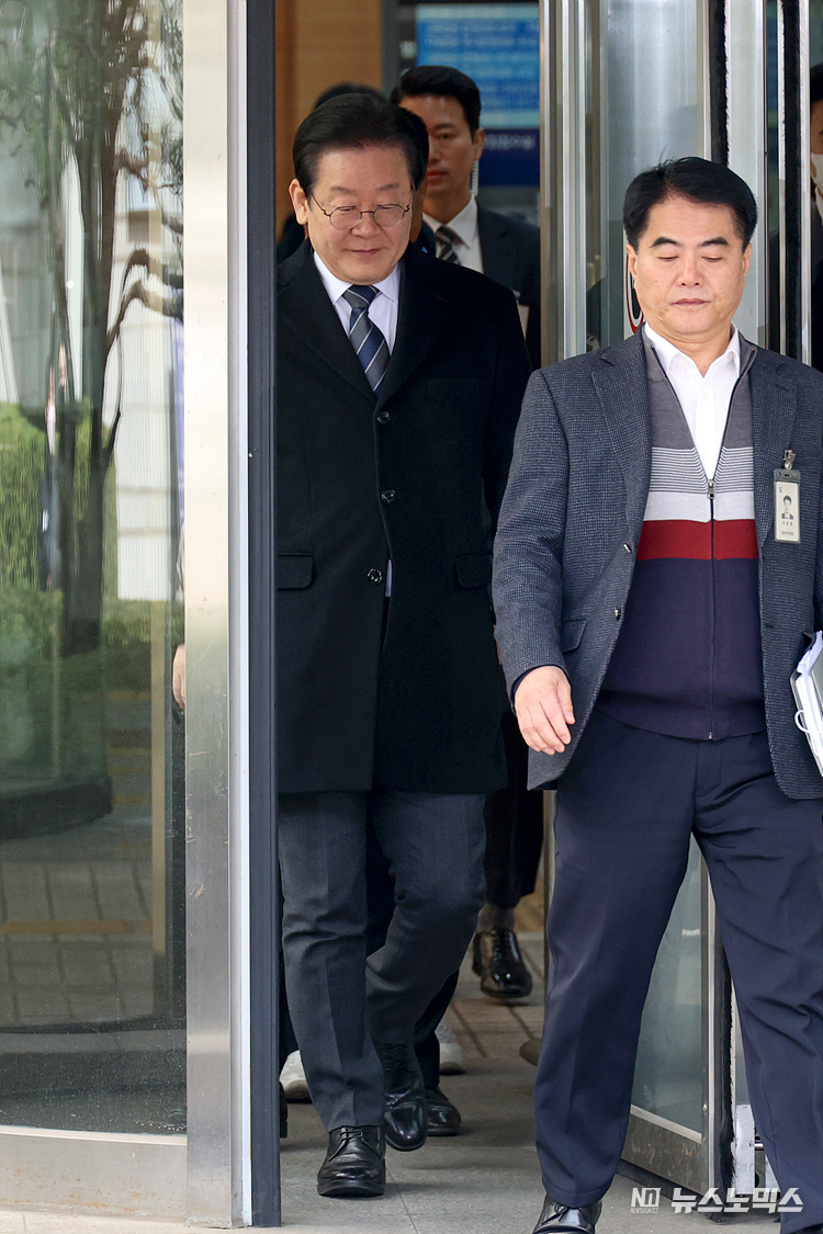 공직선거법 허위사실 공표 혐의로 재판에 념겨진 이재명 더불어민주당 대표가 17일 서울 서초구 서울중앙지법 형사합의43부 오전 공판 마치고 나서고 있다. ⓒ정의철 기자