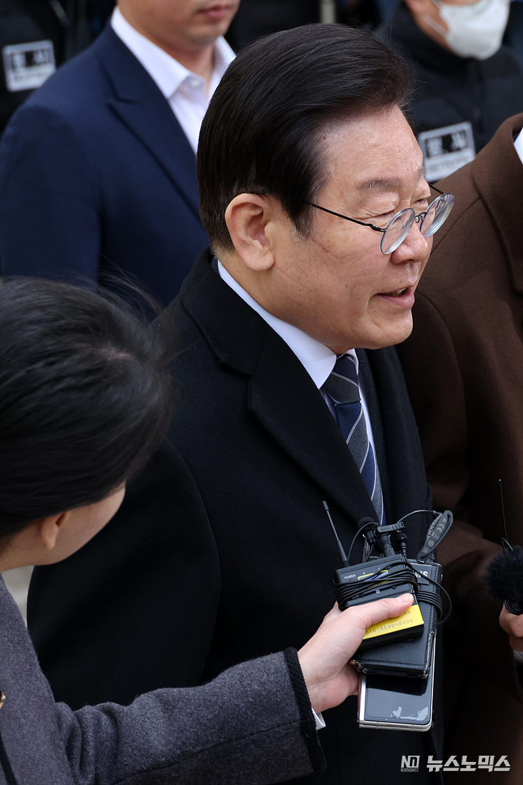 공직선거법 허위사실 공표 혐의로 재판에 념겨진 이재명 더불어민주당 대표가 17일 서울 서초구 서울중앙지법 형사합의43부 오전 공판 마치고 나서고 있다. ⓒ정의철 기자