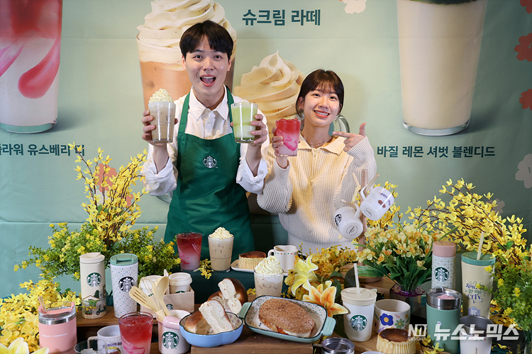스타벅스가 20일 서울 중구 한국프레스센터점에서 봄을 대표하는 음료인 '슈크림 라떼'를 포함해 총 3종의 음료를 선보이고 있다. ⓒ정의철 기자