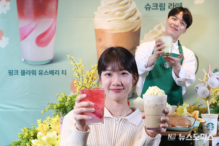 스타벅스가 20일 서울 중구 한국프레스센터점에서 봄을 대표하는 음료인 '슈크림 라떼'를 포함해 총 3종의 음료를 선보이고 있다. ⓒ정의철 기자