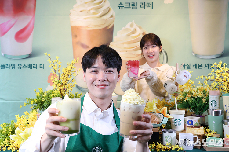 스타벅스가 20일 서울 중구 한국프레스센터점에서 봄을 대표하는 음료인 '슈크림 라떼'를 포함해 총 3종의 음료를 선보이고 있다. ⓒ정의철 기자