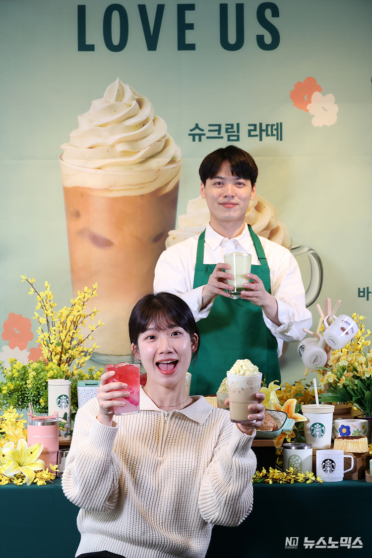 스타벅스가 20일 서울 중구 한국프레스센터점에서 봄을 대표하는 음료인 '슈크림 라떼'를 포함해 총 3종의 음료를 선보이고 있다. ⓒ정의철 기자