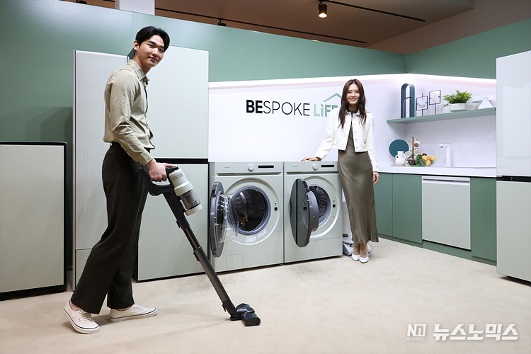 삼성전자가 21일 서울 중구 커뮤니티하우스 마실에서 에너지 절감과 스마트한 인공지능(AI)으로 친환경 라이프 스타일을 위한 2023년형 비스포크(BESPOKE) 가전제품 라인업을 공개하는 미디어데이 행사를 하고 있다. ⓒ정의철 기자