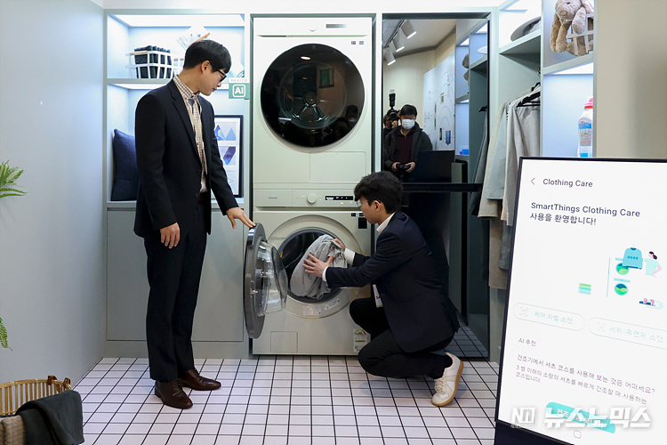 삼성전자가 21일 서울 중구 커뮤니티하우스 마실에서 에너지 절감과 스마트한 인공지능(AI)으로 친환경 라이프 스타일을 위한 2023년형 비스포크(BESPOKE) 가전제품 라인업을 공개하는 미디어데이 행사를 하고 있다. ⓒ정의철 기자