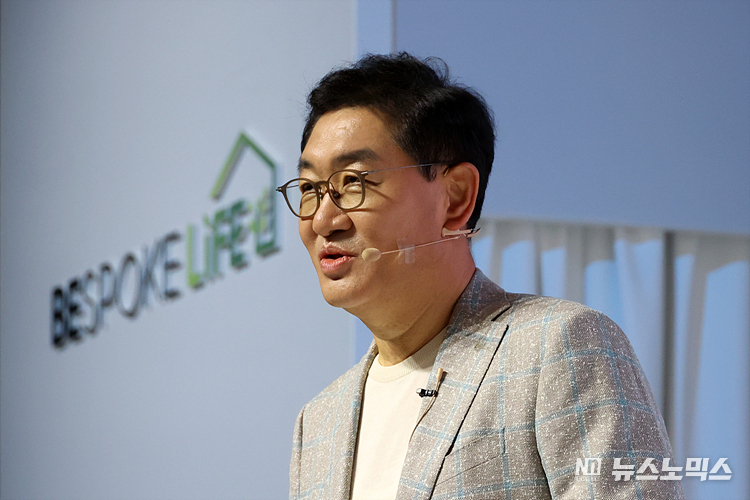 한종희 삼성전자 DX부문장 부회장 21일 서울 중구 커뮤니티하우스 마실에서 열린 에너지 절감과 스마트한 인공지능(AI)으로 친환경 라이프 스타일을 위한 2023년형 비스포크(BESPOKE) 가전제품 라인업을 공개하는 미디어데이 행사에서 비젼을 발표하고 있다. ⓒ정의철 기자