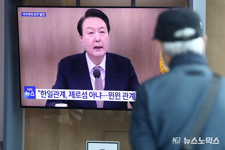 21일 서울역 대합실에서 시민들이 한일정상회담 결과 및 후속조치와 근로시간 개편안 등을 논의하는 국무회의 생중계를 지켜보고 있다. ⓒ정의철 기자