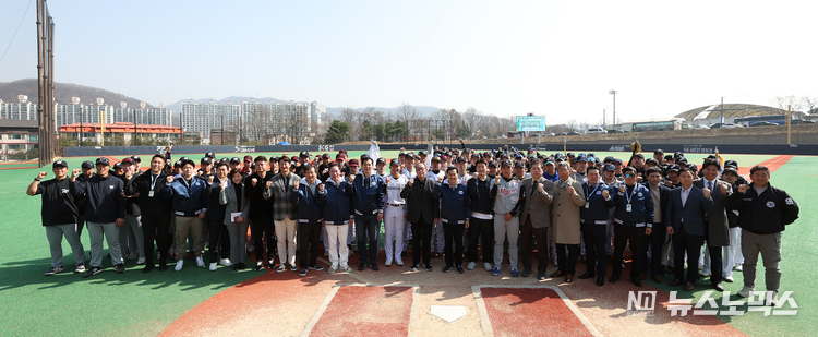 국내 유일의 독립 야구 리그인 ‘독립야구단 경기도리그 2023시즌’ 개막전이 열린 21일 광주시 팀업캠퍼스 제2 구장에서 김동연 경기도지사를 비롯해 이영봉 경기도의회 문화체육관광위원회 위원장, 이원성 경기도체육회장, 김재철 경기도야구소프트볼협회장, 김인식 전 WBC 국가대표 야구 감독, 김병현 전 야구선수, 안경현 한국프로야구 은퇴선수협회장, 박용택 KBS N 스포츠 야구 해설위원 등 200여 명이 참석, 시즌 개막전의 대단원 막이 열린 것을 축하하고 있다./사진=경기도