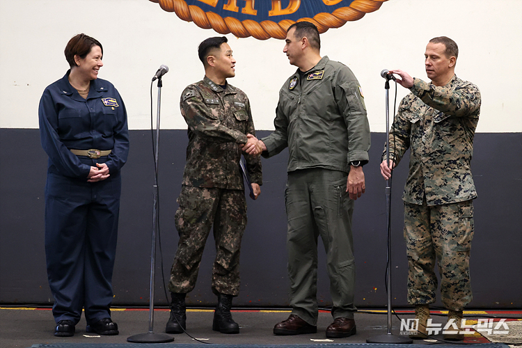 23일 부산 해군작전사령부에 정박한 와스프급 상륙함인 마킨 아일랜드함에서 이희정 해군작전사령부 전투발전처장(왼쪽 두번째)과 토니 차베스(Tony Chavez) 함장(왼쪽 세번쨰)이 기자회견을 마치고 인사 하고 있다. ⓒ정의철 기자