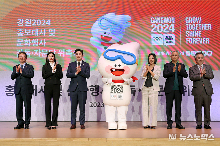 24일 서울 송파구 올림픽파크텔에서 열린 2024 강원 동계청소년올림픽대회 홍보대사 및 문화행사 감독·자문단 위촉식에서 주요 참석자들이 기념촬영 하고 있다. 왼쪽부터 박보균 문화체육관광부 장관, 김연아 홍보대사, 진종오 조직위원장, 공식 마스코트 뭉초, 이상화 조직위원장, 송승환 자문위원장, 이기흥 대한체육회장. ⓒ정의철 기자