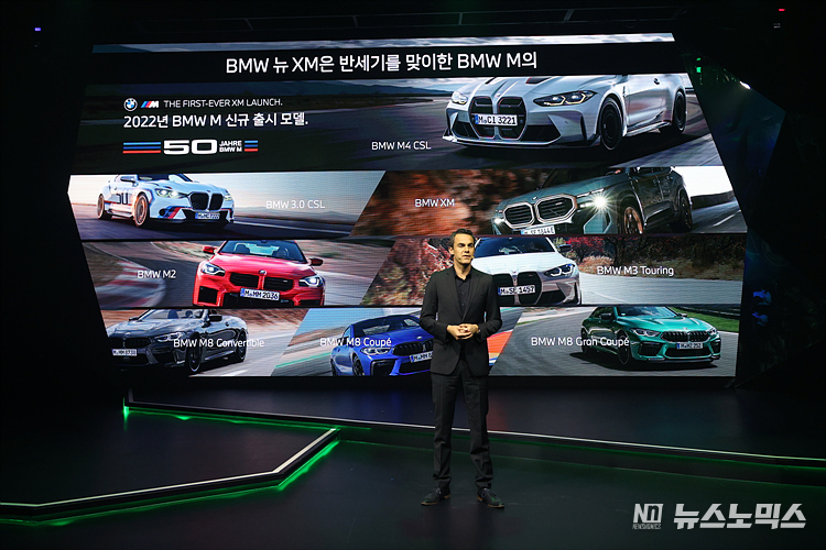28일 서울 강남구에서 열린 BMW M전용 초고성능 SAV 모델인 '뉴 XM' 국내 출시 행사에서 티모 레슈(Timo Resch) BMW M 브랜드 및 세일즈 총괄 부사장 차량을 소개하고 있다. ⓒ정의철 기자