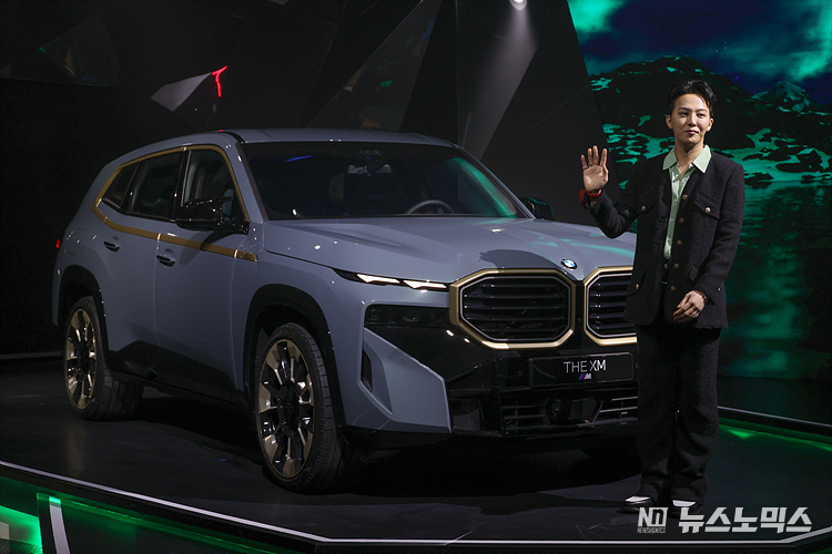 28일 서울 강남구에서 열린 BMW M전용 초고성능 SAV 모델인 '뉴 XM' 국내 출시 행사에서 티모 레슈(Timo Resch) 뉴 XM 공식 앰배서더로 선정된 지드래곤(G-DRAGON)이 포토세션을 하고 있다. ⓒ정의철 기자