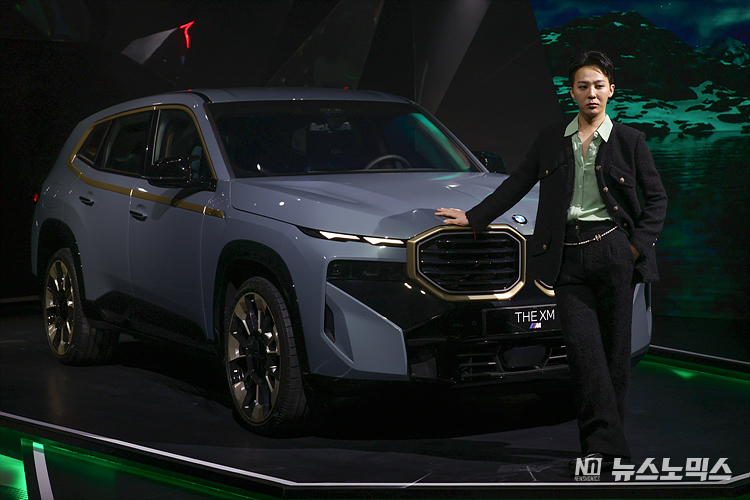 28일 서울 강남구에서 열린 BMW M전용 초고성능 SAV 모델인 '뉴 XM' 국내 출시 행사에서 티모 레슈(Timo Resch) 뉴 XM 공식 앰배서더로 선정된 지드래곤(G-DRAGON)이 포토세션을 하고 있다. ⓒ정의철 기자