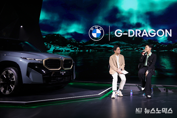 28일 서울 강남구에서 열린 BMW M전용 초고성능 SAV 모델인 '뉴 XM' 국내 출시 행사에서 티모 레슈(Timo Resch) 뉴 XM 공식 앰배서더로 선정된 지드래곤(G-DRAGON)이 인터뷰를 하고 있다. ⓒ정의철 기자