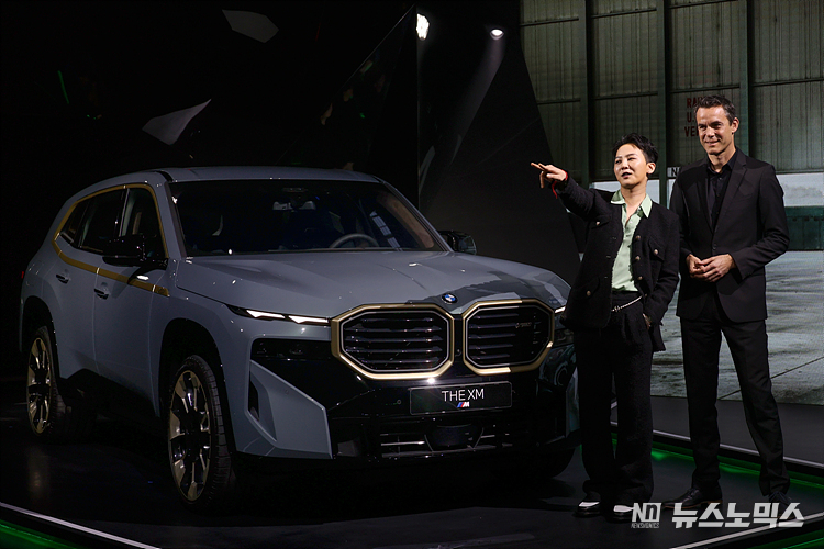 28일 서울 강남구에서 열린 BMW M전용 초고성능 SAV 모델인 '뉴 XM' 국내 출시 행사에서 티모 레슈(Timo Resch) BMW M 브랜드 및 세일즈 총괄 부사장(오른쪽)과 앰배서더로 선정된 지드래곤(G-DRAGON)이 포토세션을 하고 있다. ⓒ정의철 기자