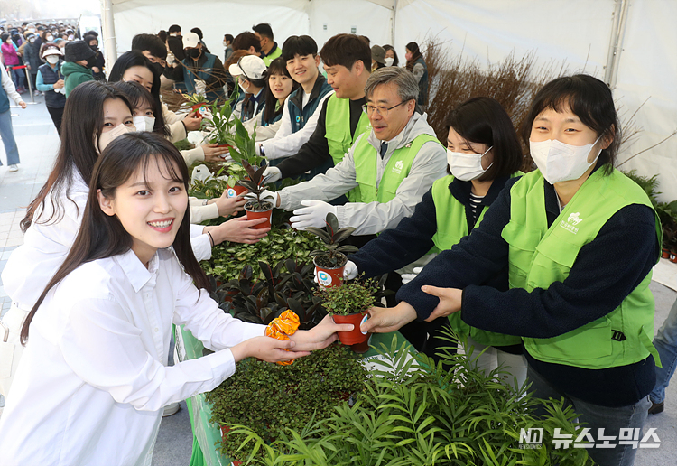 29일 서울 종로구 청계광장에서 대상(주)과 한국산림복지진흥원 주최로 열린 '2023 청정원 희망의 나무 나누기' 행사에서 참석자들이 화분과 묘목을 시민들에게 무료로 나눠주고 있다. ⓒ정의철 기자(공동취재)
