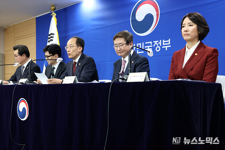 추경호 경제부총리 겸 기획재정부 장관(가운데)이 29일 서울 종로구 정부서울청사에서 내수활성화 대책 합동 브리핑을 하고 있다. 왼쪽부터 정황근 농림축산식품부 장관, 한동훈 법무부 장관, 추 부총리, 박보균 문화체육관광부 장관, 이영 중소벤처기업부 장관. ⓒ정의철 기자
