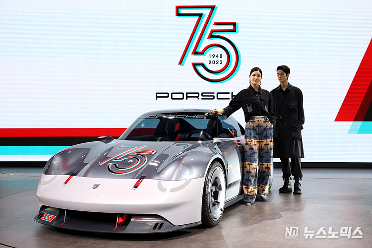 30일 경기 고양시 킨덱스에서 열린 2023 서울모빌리티쇼에서 포르쉐코리아가 콘셉트카 'Porsche Vision 357'을 전시하고 있다. ⓒ정의철 기자
