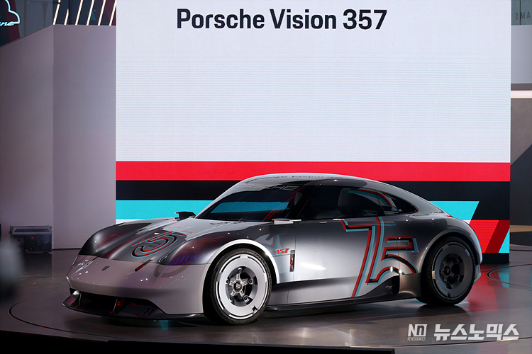 30일 경기 고양시 킨덱스에서 열린 2023 서울모빌리티쇼에서 포르쉐가 콘셉트카 'Porsche Vision 357'을 전시하고 있다. ⓒ정의철 기자